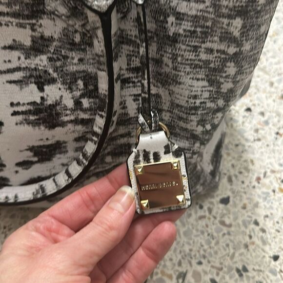 Henri Bendel white black large shoulder bag tote gold hardware leather - Picture 5 of 9